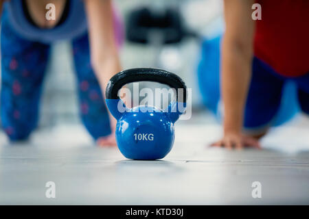 Gruppe in funktionelle Fitness Training mit kettlebell im Sport Fitnessraum Stockfoto