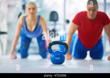 Gruppe in funktionelle Fitness Training mit kettlebell im Sport Fitnessraum Stockfoto