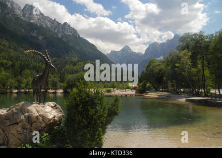 Statue des Goldhorn auf einem Felsblock am See Jasna in Kranjska Gora und Triglav Nationalpark Stockfoto