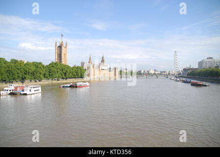 Blick auf den Palast von Westminster, Big Ben, London Eye und die Themse von Lambeth Bridge Stockfoto