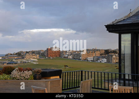 Blick auf den 1. und 18. Loch an der Old Course in St. Andrews vom Balkon der Old Course Hotel Stockfoto