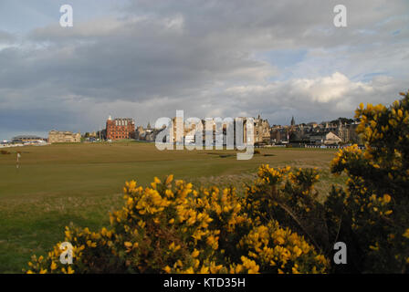 Blick auf den 1. und 18. Loch an der Old Course in St. Andrews, Schottland, hinter dem ersten Grün Stockfoto