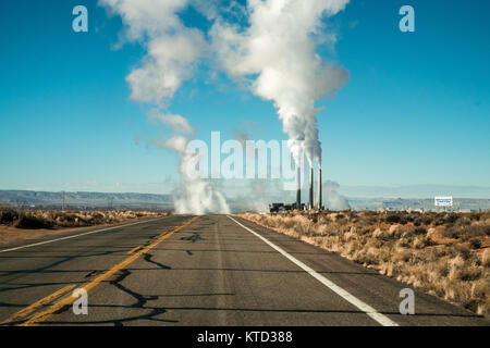 Salt River Project - Navajo Elektrizitätswerk, gesehen vom Highway 98. Seite, California, United States. Stockfoto