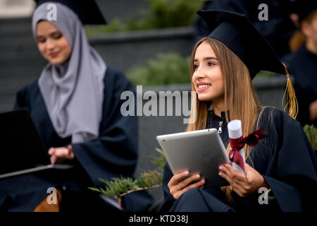 Gruppe von jungen Absolventen, bechlor Grad Stockfoto