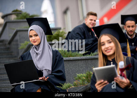 Gruppe von jungen Absolventen, bechlor Grad Stockfoto