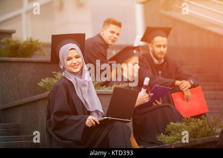 Gruppe von jungen Absolventen, bechlor Grad Stockfoto