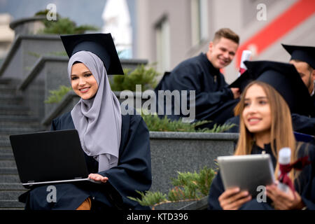 Gruppe von jungen Absolventen, bechlor Grad Stockfoto