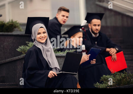 Gruppe von jungen Absolventen, bechlor Grad Stockfoto