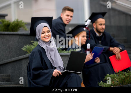 Gruppe von jungen Absolventen, bechlor Grad Stockfoto