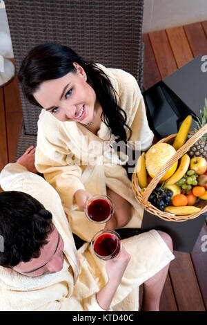 Paar beim Wein und Obst. Ansicht von oben Stockfoto