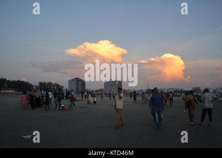 Besucher geniesst den Sonnenuntergang in Cox's Bazar Meer Strand in Bangladesch. Stockfoto