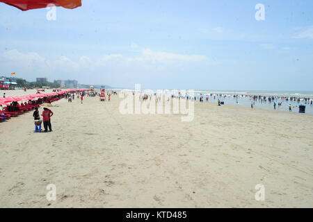 Besucher genießt in der Cox Bazar Meer Strand in Bangladesch. Stockfoto