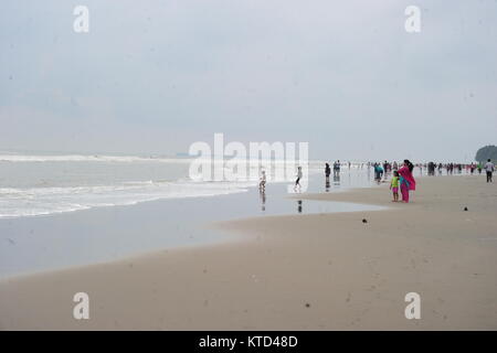 Besucher genießt in der Cox Bazar Meer Strand in Bangladesch. Stockfoto