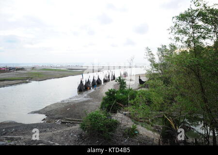 Bangladeshi Meer angeln Boote aus Holz auf See Pfeil der Bucht von Bangal in Cox's Bazar, Bangladesch verankert Stockfoto