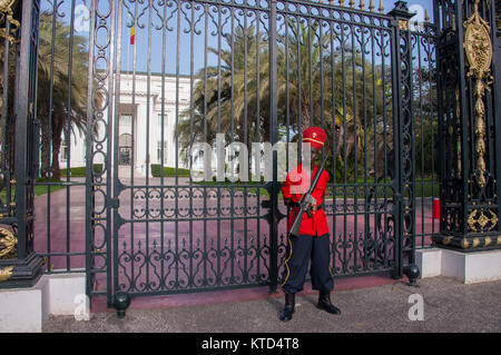 Soldat im Dienst am Haupttor der Präsidentenpalast in Dakar, Senegal Stockfoto