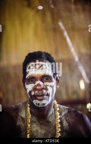 ATSY YOUW DORF, Bezirk, ASMAT REGION, IRIAN JAYA, Neuguinea, Indonesien - 23. MAI 2016: Porträt eines Mannes aus dem Volk der Asmat Menschen mit Rit Stockfoto