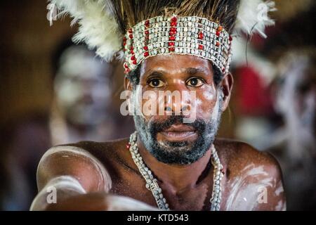 ATSY YOUW DORF, Bezirk, ASMAT REGION, IRIAN JAYA, Neuguinea, Indonesien - 23. MAI 2016: Porträt eines Mannes aus dem Volk der Asmat Menschen mit Rit Stockfoto