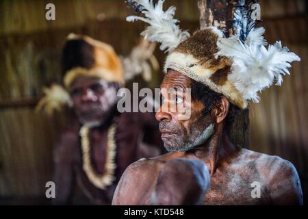 ATSY YOUW DORF, Bezirk, ASMAT REGION, IRIAN JAYA, Neuguinea, Indonesien - 23. MAI 2016: Porträt eines Mannes aus dem Volk der Asmat Menschen mit Rit Stockfoto