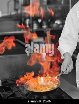 Flambe Flamme aus einem saute Pan Stockfoto