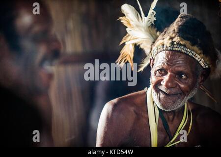 ATSY YOUW DORF, Bezirk, ASMAT REGION, IRIAN JAYA, Neuguinea, Indonesien - 23. MAI 2016: Porträt eines Mannes aus dem Volk der Asmat Menschen mit Rit Stockfoto