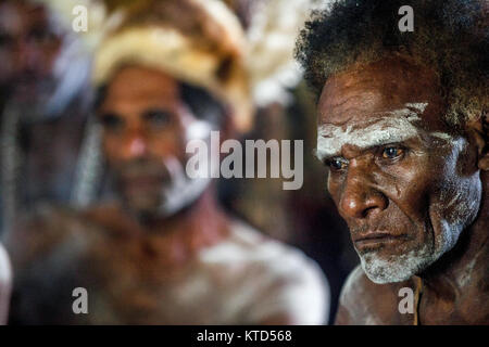 ATSY YOUW DORF, Bezirk, ASMAT REGION, IRIAN JAYA, Neuguinea, Indonesien - 23. MAI 2016: Porträt eines Mannes aus dem Volk der Asmat Menschen mit Rit Stockfoto