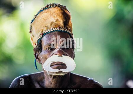 ATSY YOUW DORF, Bezirk, ASMAT REGION, IRIAN JAYA, Neuguinea, Indonesien - 23. MAI 2016: Porträt eines Mannes aus dem Volk der Asmat Menschen mit Rit Stockfoto