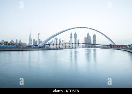 Schönen hellblau Sonnenaufgang über Dubai Downtown Skyline. Dubai, VAE. Stockfoto