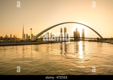 Schönen goldgelben Sonnenaufgang über Dubai Downtown Skyline. Dubai, VAE. Stockfoto