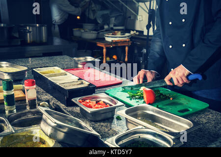Küchenchef im Restaurant Garnieren Gemüse, Getreide auf Händen, gefilterten Bild Stockfoto