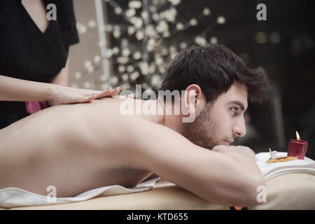 Sport Massage. Masseur massieren Schultern eines männlichen Athleten, Arbeiten mit M. trapezius. Getonten Bild Stockfoto