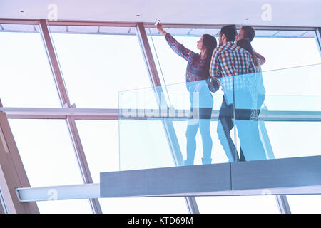 Wirtschaft, Technik, Inbetriebnahme und Personen Konzept - glückliche International Creative Business Team unter selfie im Büro Stockfoto