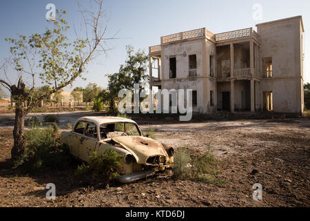 Verblasste Pracht und zerbröckelnde Ruinen der Hafenstadt Massawa in Eritreas Region des Roten Meeres. Stockfoto