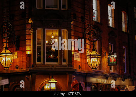 Dezember 2017 Herzog von Argyll Pub in Soho, London, Vereinigtes Königreich, Europa. Große Laternen eine einzigartige Atmosphäre. Große Mühle Street W1 Stockfoto