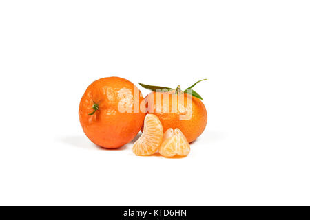 Zwei orange mandarin und drei Geschälte Mandarine Scheiben close-up auf weißem Hintergrund Stockfoto