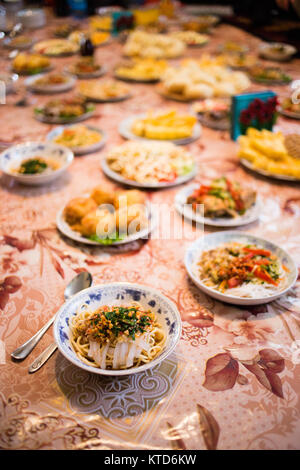 Eine Mahlzeit im Haus eines Dungan Familie im Dorf Yrdyk in der Nähe von Karakol in Kirgisistan. Stockfoto