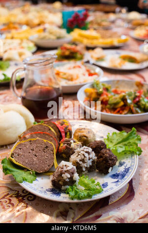 Eine Mahlzeit im Haus eines Dungan Familie im Dorf Yrdyk in der Nähe von Karakol in Kirgisistan. Stockfoto