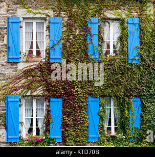 Efeu bedeckt Haus in Le Conquet, Bretagne, in Finistere (Bretagne), Frankreich Stockfoto