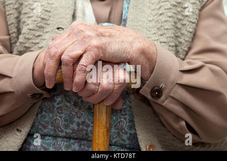 Die Hand der alten Frau, die sich auf Personal Stockfoto