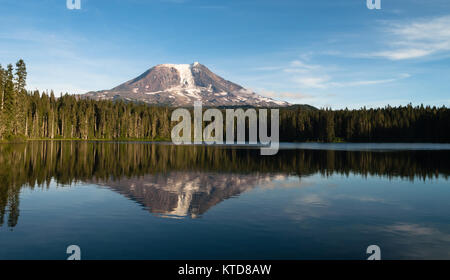 Mount Adams Takhlakh See glatt Reflexion Washington Cascade Mountain Range Stockfoto