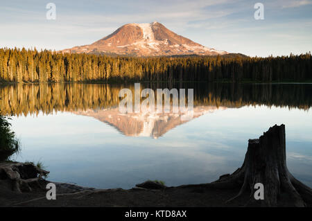 Mount Adams Takhlakh See glatt Reflexion Washington Cascade Mountain Range Stockfoto