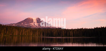 Mount Adams Takhlakh See glatt Reflexion Washington Cascade Mountain Range Stockfoto
