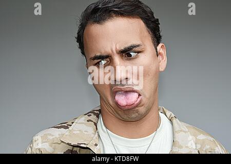 Soldaten männlichen Soldaten, lustige Gesichter Stockfoto