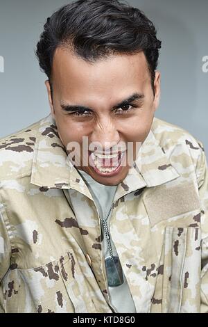 Mad Latino männlichen Soldaten Stockfoto