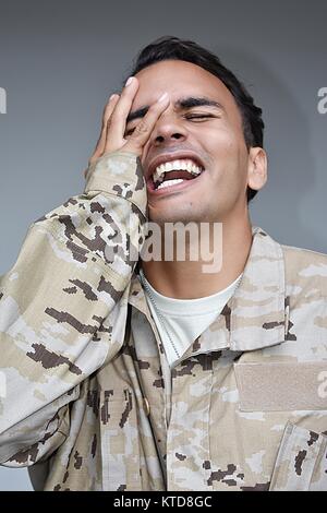 Minderheit männlicher Soldat lachend Stockfoto