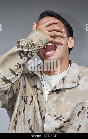 Gut aussehende männliche Soldaten Lachen Stockfoto