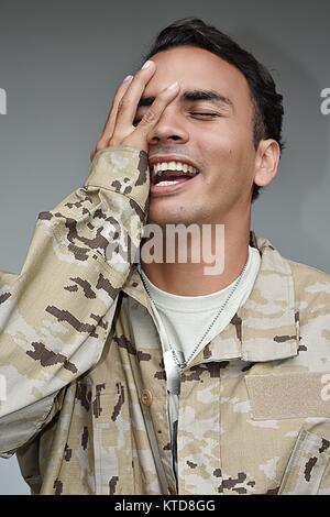 Stattliche männliche Soldaten Lachen Stockfoto