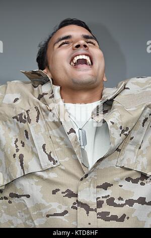 Überglücklich männlichen Soldaten Stockfoto