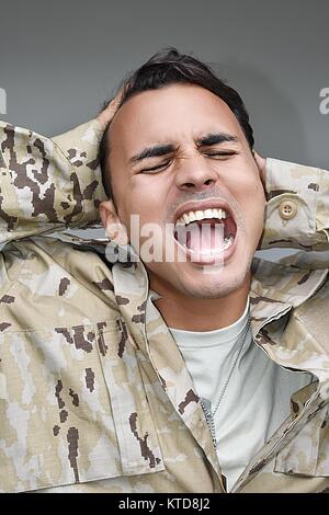 Junge männliche Soldaten unter Stress Stockfoto