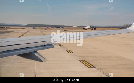 Blick auf die Startbahn und Flughafen mit blauer Himmel Stockfoto