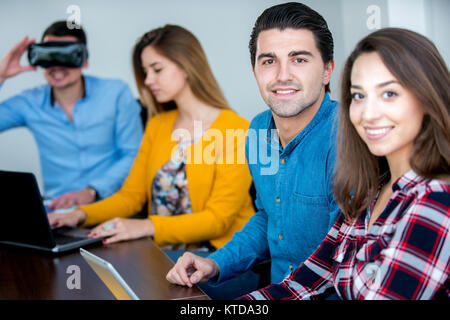 Team von motivierten Menschen mit verschiedenen Geräten an einem Startup metting. Konzept, Teamarbeit Stockfoto